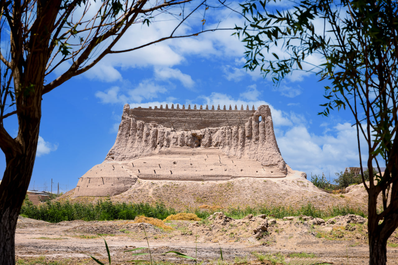 A Day Tour from Khiva: 5 Ancient Fortresses & Akhchakol Lake - slide 2